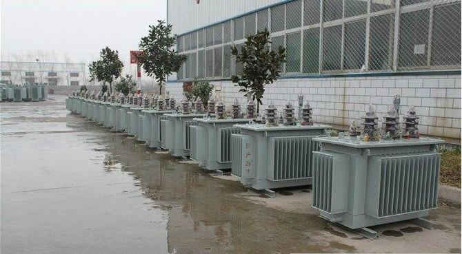 油浸式变压器的保养如何去做？预防渗漏油：油浸式变压器在油箱内充满变压器油，装配中依靠紧固件对耐油橡胶元件加压而密封。